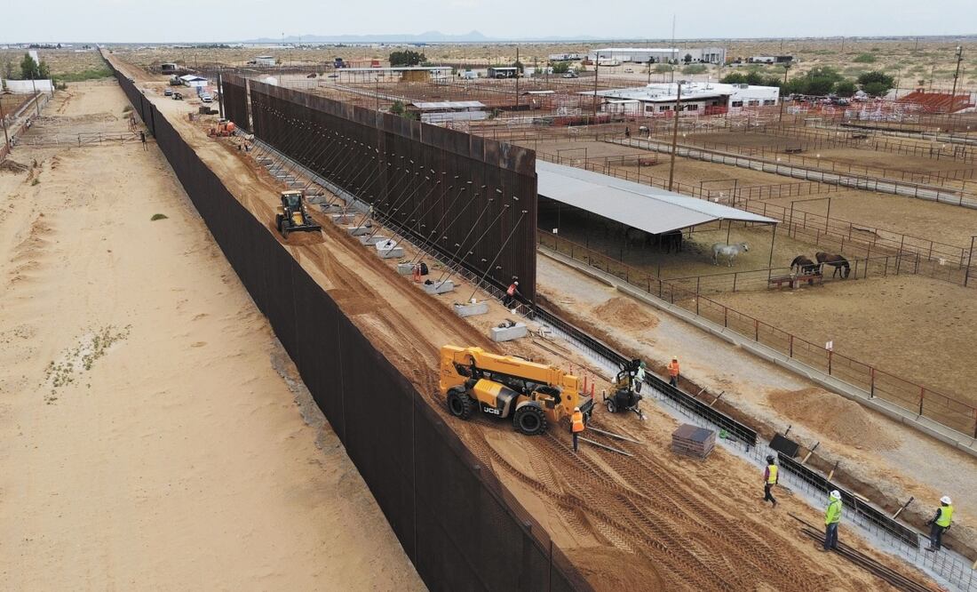 Autoridades inician con un nuevo tramo de muro de 11 kilómetros entre Texas y Ciudad Juárez, tras la aprobación del presupuesto para la agenda migratoria.
Foto: Christian Torres / EL UNIVERSAL
