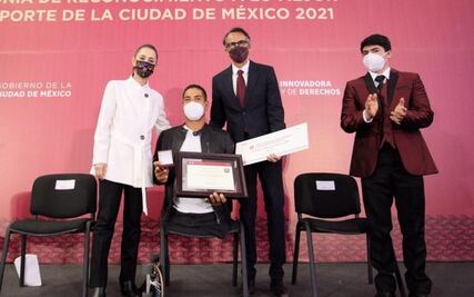 Sheinbaum entrega reconocimientos y premios económicos a deportistas destacados de la CDMX en 2021