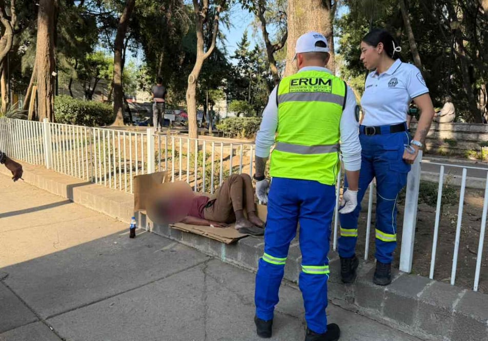 Hombre resulta lesionado con un picahielo incrustado en la cabeza en la Roma Norte; se resistía a ser atendido médicamente. Foto: Especial