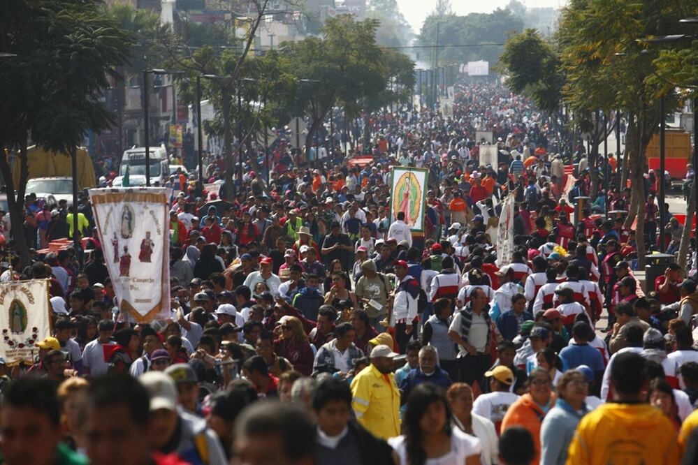 Ante la llegada de peregrinos a la Basílica de Guadalupe, la Secretaría de Seguridad Pública del Distrito Federal (SSPDF) desplegó a más de tres mil policías para preservar el orden en las inmediaciones del recinto religioso. Foto: Yadín Xolalpa/EL UNIVERSAL