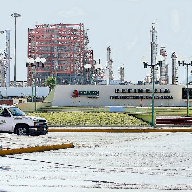 Objetivo. El Presidente dijo que el plan es destinar 25 mil mdp para rehabilitar las seis refinerías y emplear 8 mil mdd en Dos Bocas. ARCHIVO EL UNIVERSAL