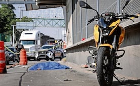 Motociclista atropella a adulto mayor