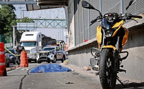 Motociclista atropella a adulto mayor