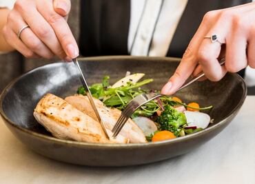 El tipo pescado rico en omega-3; favorece al cerebro y previene enfermedades neurodegenerativas