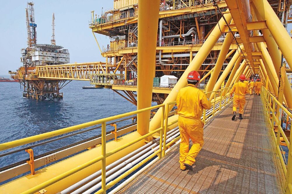 En los dos últimos años, Pemex tuvo un desempeño poco favorable y vio una reducción en sus reservas, asegura la calificadora Moody’s (ARCHIVO EL UNIVERSAL)