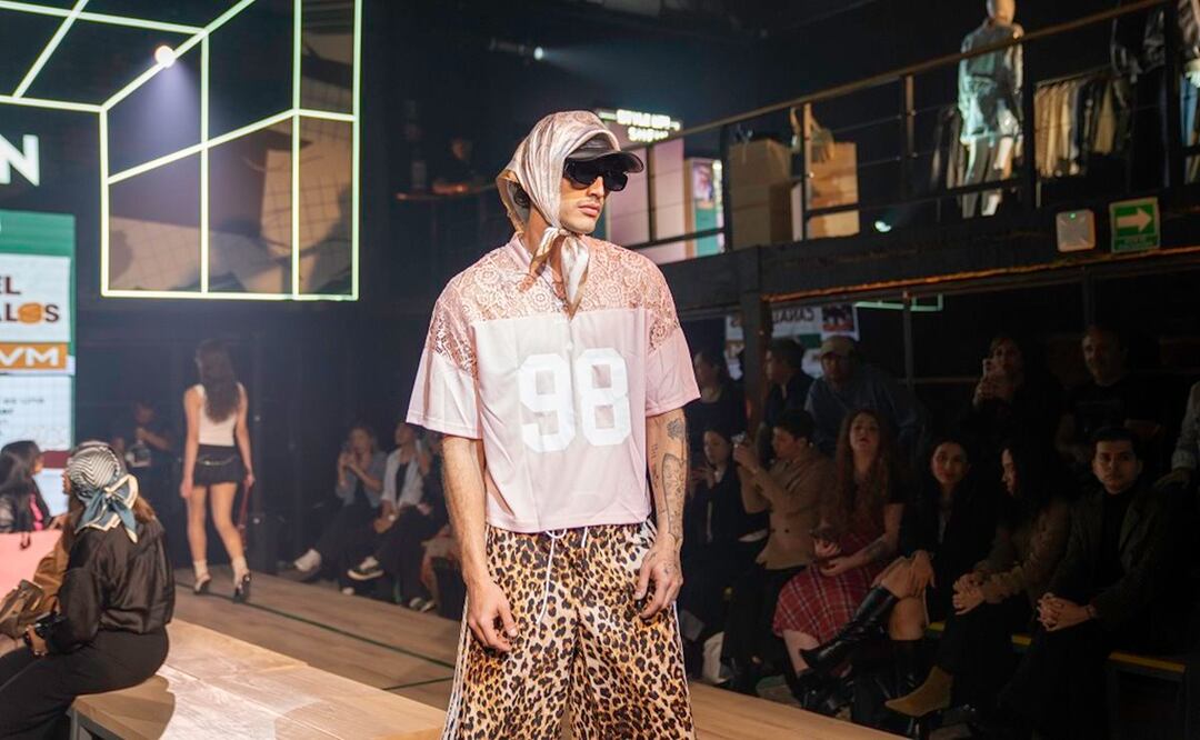 SHEIN Campus Tour 2025 llevó la moda al campus: estudiantes de UVM Coyoacán y UNITEC Atizapán presentaron sus looks finalistas. Esta es una propuesta del ganador del primer lugar, Carlos Daniel Canales. Foto: Cortesía