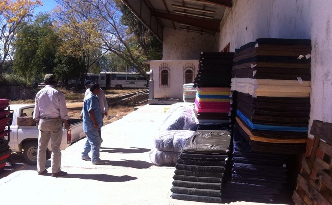 DIF estatal y otras dependencias llevaron el jueves cobertores, colchonetas y víveres a las personas desplazadas de Guadalupe Victoria en Juquila Mixe y en San Pedro Ocotepec (Foto: Especial)