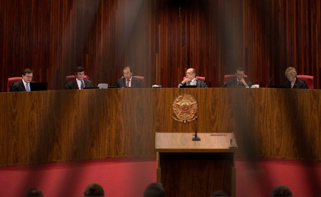 El presidente del Tribunal Superior Electoral, Gilma Mendes, preside una audiencia parte del proceso contra Dilma Rousseff y Michel Temer (Foto: EFE))