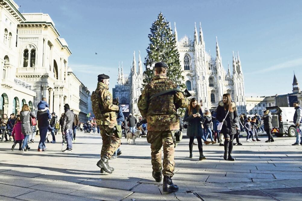Soldados patrullan la Piazza del Duomo, en Milán, como parte de las medidas de seguridad impuestas por las celebraciones de fin de año (FLAVIO LO SCALZO. EFE)