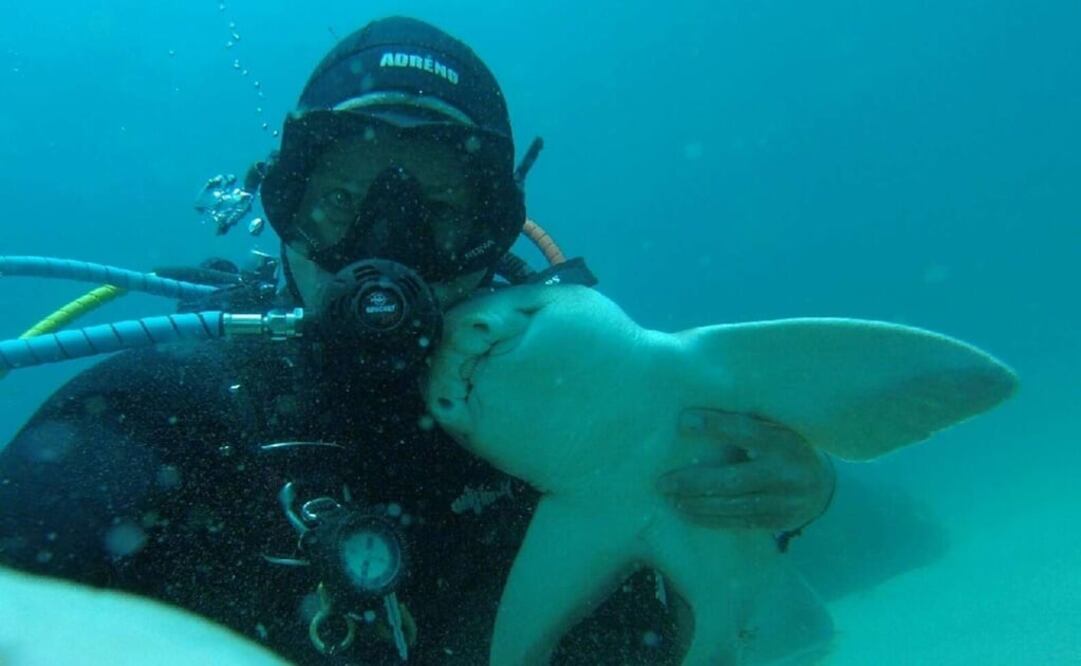 Anderson y su amiga "especial" Ruby.  Foto: Instagram @ricksdiveschool