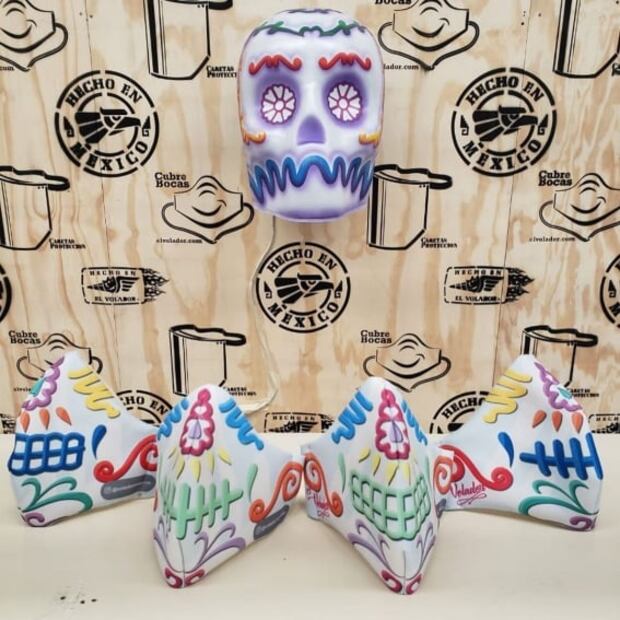 Cubrebocas inspirados en el Día de Muertos: el nuevo objeto del deseo