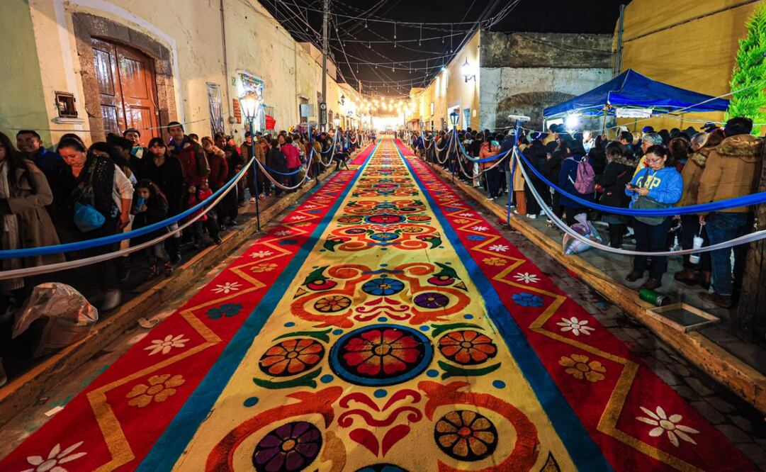 El Pueblo Mágico de Huamantla, Tlaxcala, se transformó en un escenario colorido y durante la tradicional Noche en que Nadie Duerme. Foto: Especial