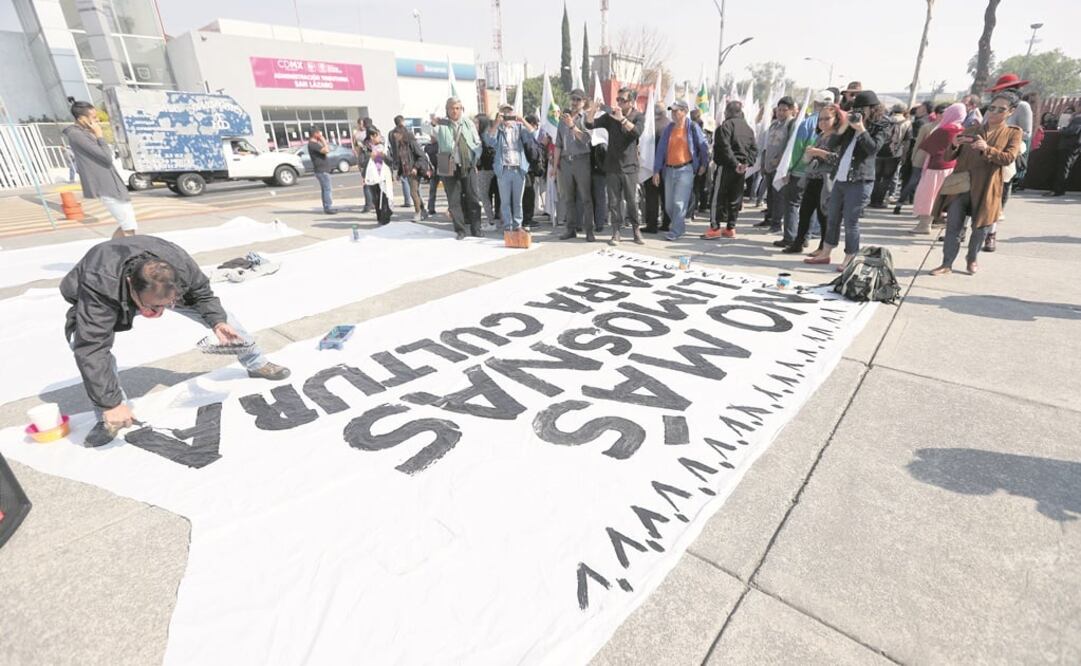 Trabajadores contratados en la modalidad de “Capítulo 3000” y sindicalizados, así como artistas y gestores, en la protesta contra los recortes a la cultura, la semana pasada en la Cámara de Diputados. Foto: ARIEL OJEDA. EL UNIVERSAL