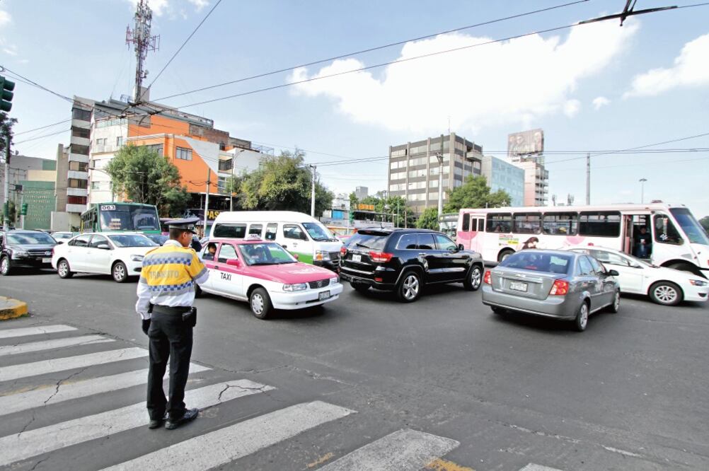 En un recorrido realizado por EL UNIVERSAL se constató el caos vehicular que prevalece en la Avenida Chapultepec. El Corredor Cultural Chapultepec dará prioridad a los ciclistas y peatones que circulen por la zona, asegura la ProCDMX (Foto: CARLOS MEJÍA)