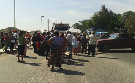 Bloquean colonos carretera Panamericana en Tehuantepec