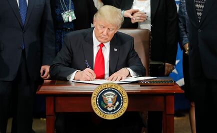 Trump firma orden para negar fondos federales a "ciudades santuario"