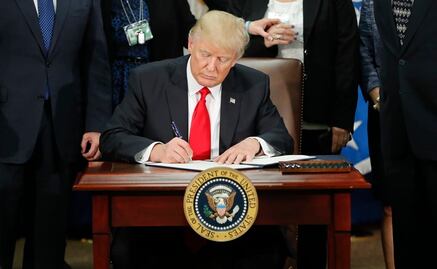 Trump firma orden para negar fondos federales a "ciudades santuario"