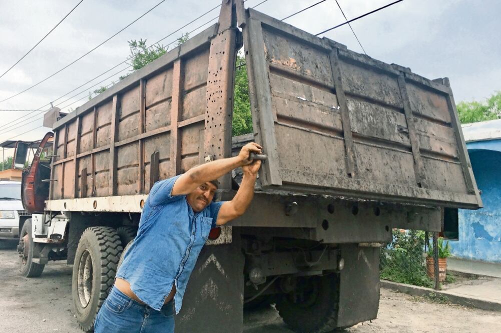 Francisco muestra la caja vacía de su camión; no tiene pedidos de carbón. /