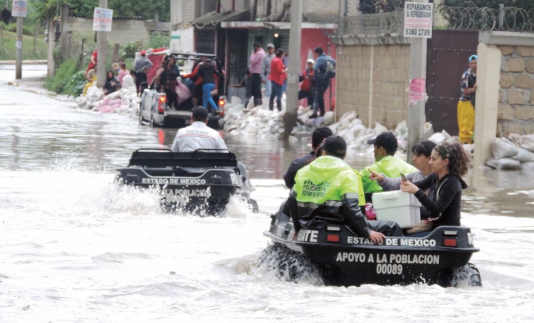 El desfogue controlado de la presa Angulo, en Cuautitlán Izcalli, convirtió en ríos las avenidas Quetzal y Jesús María, donde decenas de familias quedaron atrapadas en sus casas.