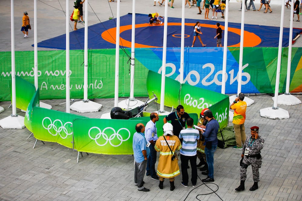 La policía y bomberos buscan las causas por las que una cámara aérea suspendida sobre el parque olímpico se precipitó contra el suelo hiriendo al menos a siete personas en Río de Janeiro (Foto: EFE)