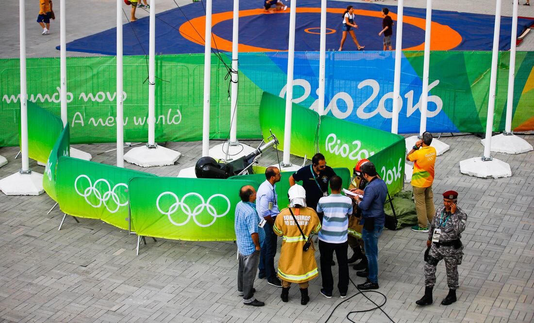 La policía y bomberos buscan las causas por las que una cámara aérea suspendida sobre el parque olímpico se precipitó contra el suelo hiriendo al menos a siete personas en Río de Janeiro (Foto: EFE)
