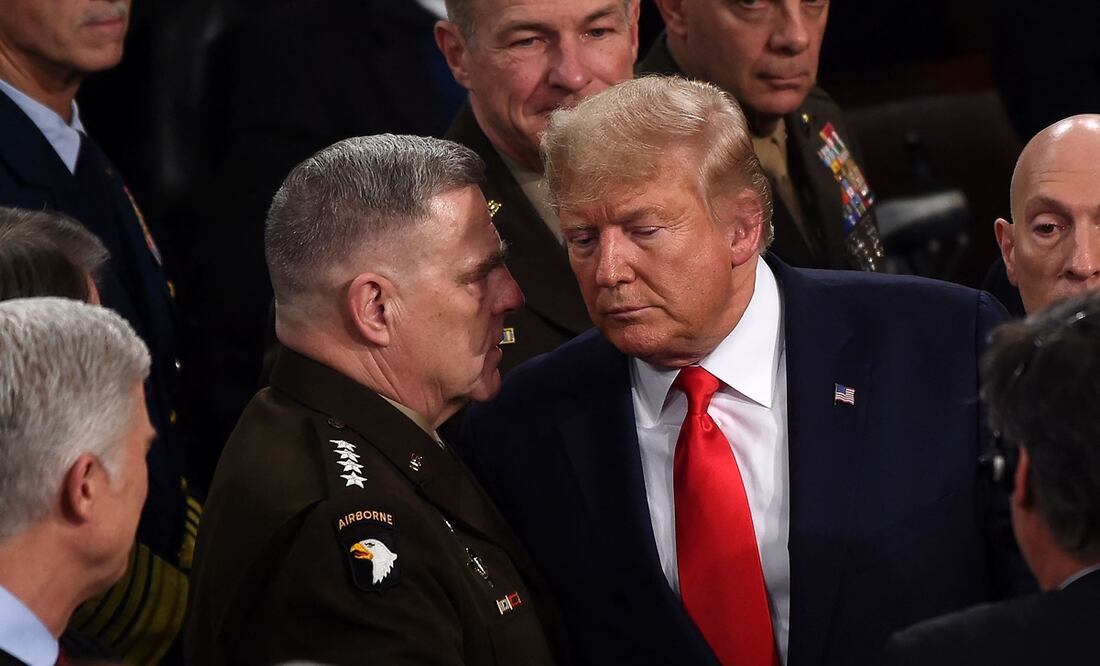 El jefe del Estado Mayor Conjunto de Estados Unidos, Mark Milley, y el expresidente Donald Trump. Foto: AFP