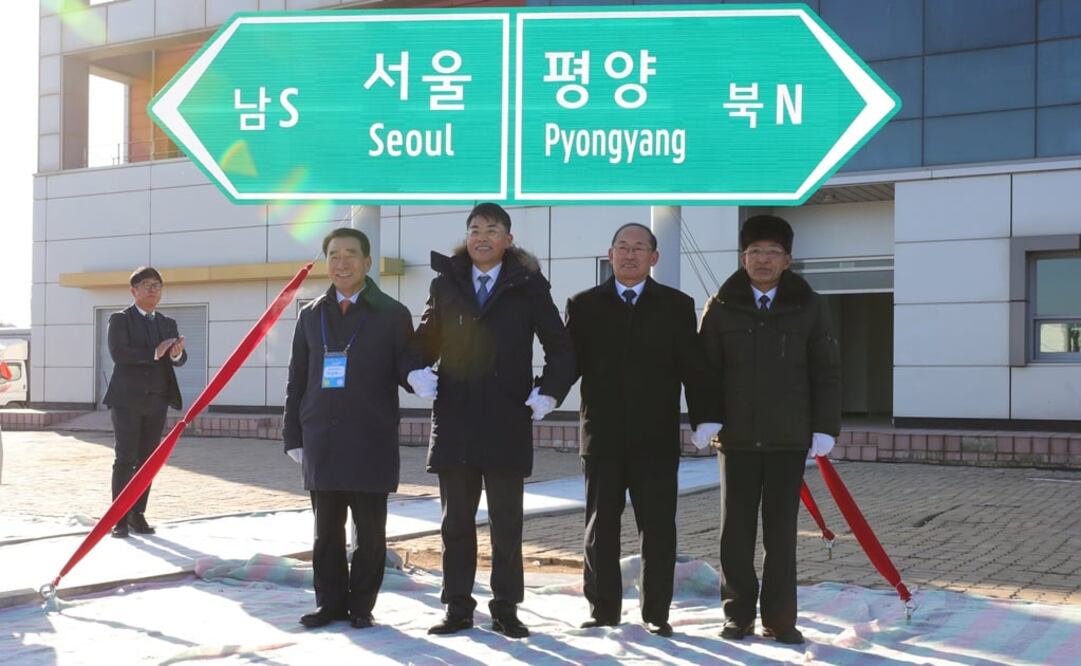 South and North Korean officials unveil the sign of Seoul to Pyeongyang during a groundbreaking ceremony for the reconnection of railways and roads at the Panmun Station in Kaesong, North Korea - Photo: Yonhap via REUTERS