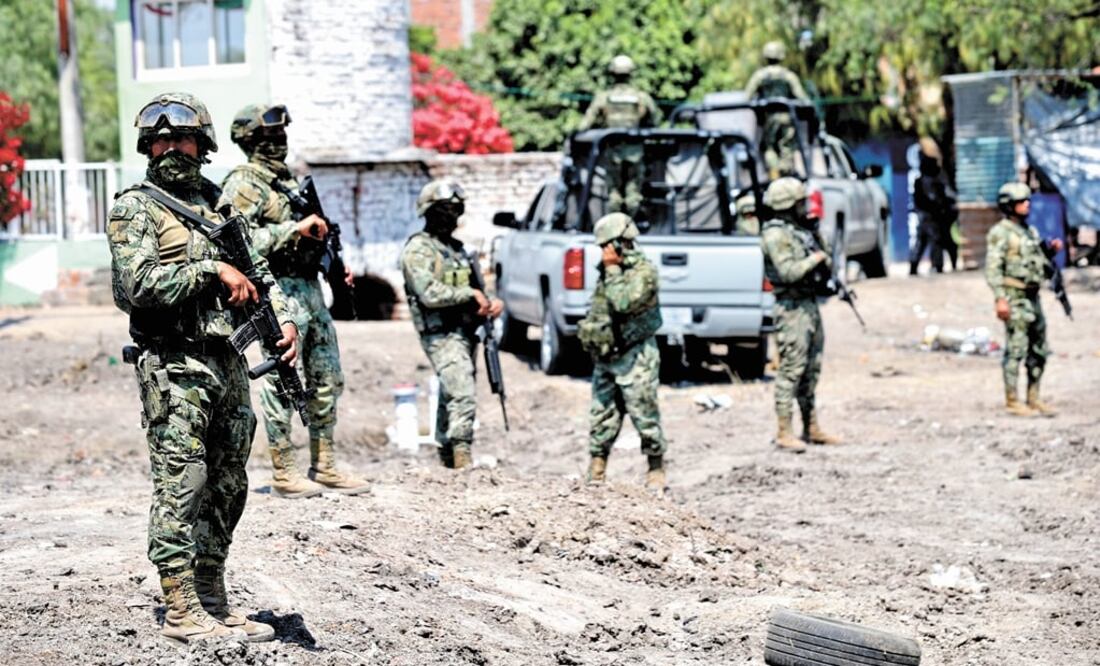 Three members of the navy were injured, though they are now stable and have been moved to a hospital to receive specialized medical attention - Photo: Valente Rosas/EL UNIVERSAL