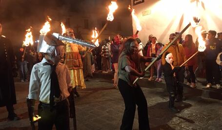 Se realiza marcha de las bestias en el Festival Internacional del Cine Fantástico, Pátzcuaro, Michoacán 