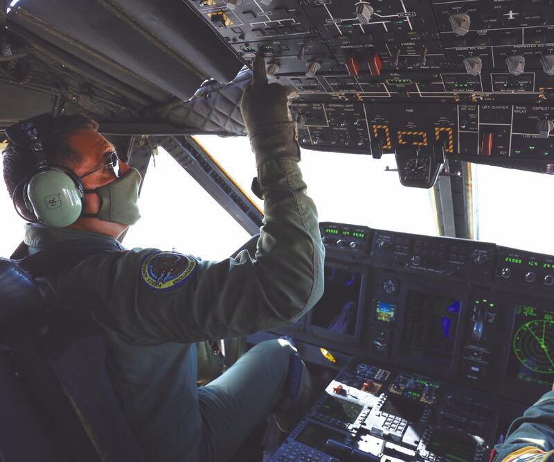 El piloto Edgar Pérez Sánchez comanda un avión de carga Spartan C-27J, del Escuadrón Aéreo 302, con el cual ha entregado insumos a todo el país. Foto: DIEGO PRADO. EL UNIVERSAL