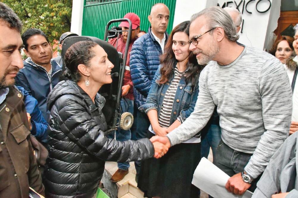 En una visita a damnificados de las colonias Condesa y Roma, Claudia Sheinbaum, jefa de Gobierno electa de la Ciudad de México, dijo que su programa de gobierno incluye capacitar a los maestros albañiles (ESPECIAL)