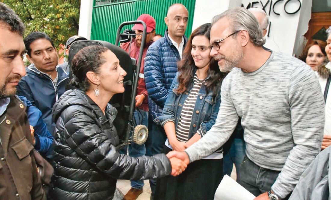 En una visita a damnificados de las colonias Condesa y Roma, Claudia Sheinbaum, jefa de Gobierno electa de la Ciudad de México, dijo que su programa de gobierno incluye capacitar a los maestros albañiles (ESPECIAL)