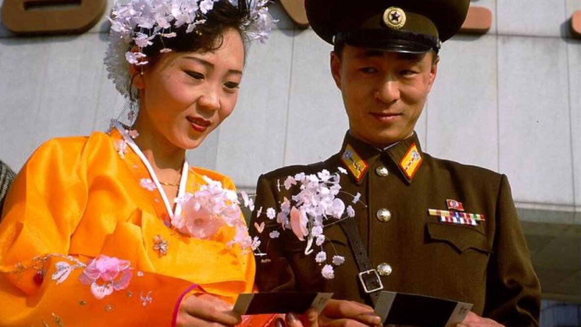 La novela norcoreana "Friend", publicada en 1988 y un éxito en su país, trata sobre las relaciones matrimoniales entre dos parejas. Foto:  BBC