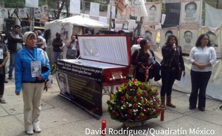 Colocan féretro por normalista frente a la PGR