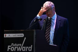 Bill Gates pide ralentizar la IA: “No estamos preparados para un cambio tan dramático”