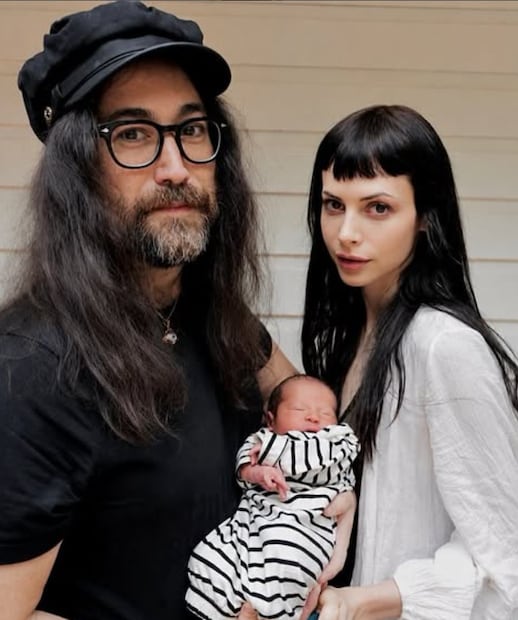 Sean Ono Lennon, de 50 años, posa con su hijo y modelo Charlotte Kemp Muhl.
Instagram sean_ono_lennon