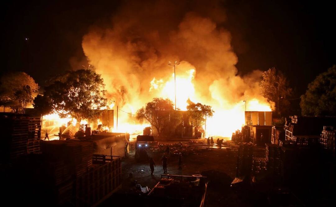 Se reporta un incendio en la alcaldía Iztapalapa, esto en el área federal de la Central de Abasto. Foto: Valente Rosas/EL UNIVERSAL