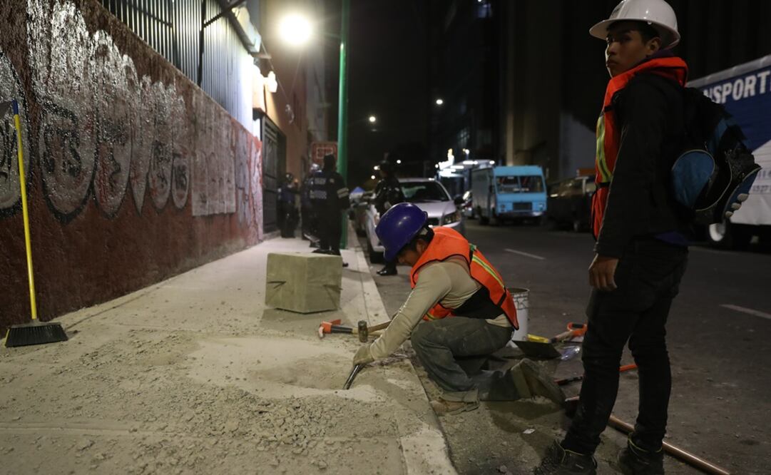 Colocación de parquímetros ayer por la noche en la colonia Tabacalera. (Foto: Valente Rosas/El Universal)