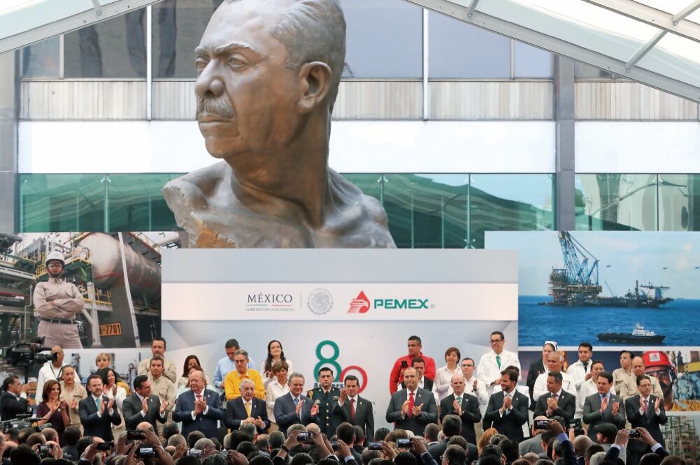 Durante la conmemoración del 80 Aniversario de la Expropiación Petrolera, el presidente Enrique Peña Nieto resaltó la participación de empresas privadas en el mercado de hidrocarburos, misma que estimula a Pemex. Foto: LUCÍA GODÍNEZ. EL UNIVERSAL.