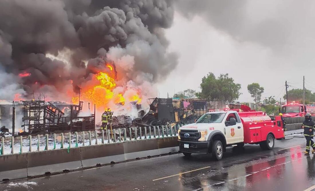 Alcalde de Nezahualcóyotl informó la revisión de las viviendas afectadas por el incendio de ayer en el municipio. Foto: Emilio Fernández