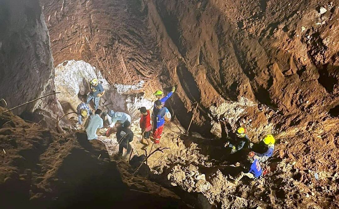 Rescatistas tailandeses trabajando para sacar a una niña de Myanmar atrapada en un pozo profundo de agua subterránea en una plantación de mandioca. Foto: EFE