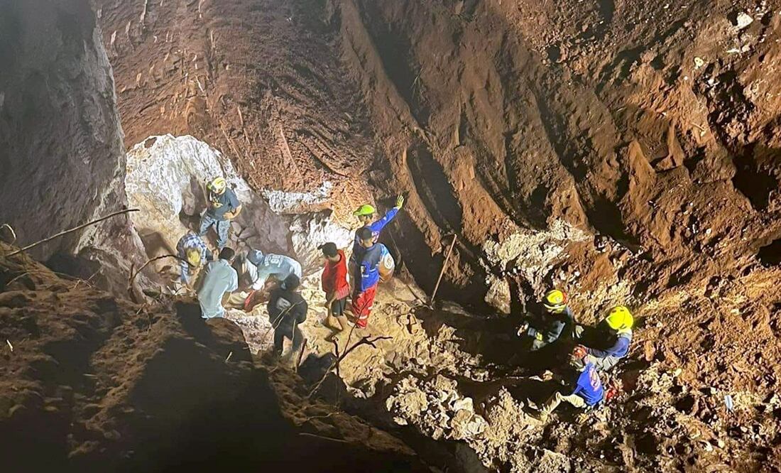 Rescatistas tailandeses trabajando para sacar a una niña de Myanmar atrapada en un pozo profundo de agua subterránea en una plantación de mandioca. Foto: EFE