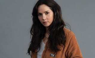 Carmen Villalobos se pronuncia tras ataque en grabaciones de “Sin senos sí hay paraíso”; recuerda a víctimas del equipo