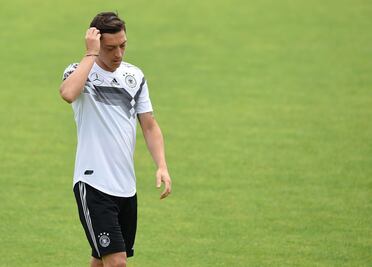 Mezut Özil se lesiona y es duda para el Mundial