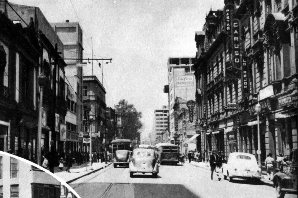 Una toma de la avenida Independencia desde el cruce con San Juan de Letrán, hoy Eje Central, en el año de 1946. Del lado izquierdo se aprecia la fachada de una antigua casa, cuya parte superior de la fachada se conserva hasta la actualidad y forma parte de un estacionamiento, junto a un restaurante. Imagen: Col. Villasana-Torres