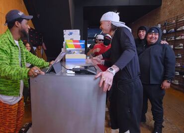 VIDEO: Peso Pluma gasta más de 30 mil dólares en tenis para todo su equipo