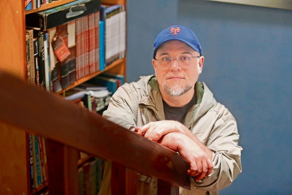 El autor de libros como La fila india y La Armada Invencible retratado en su estudio, en Guadalajara. Crédito: MIGUEL GARCÍA / EL UNIVERSAL