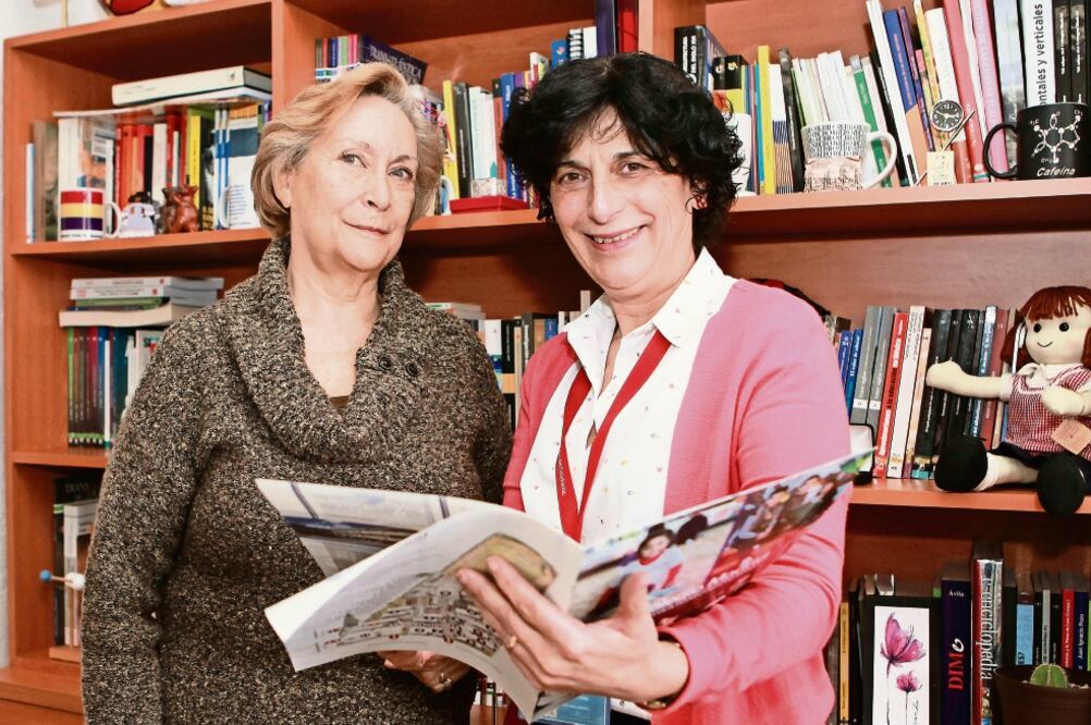 Alicia Martínez, secretaria de la Junta de Gobierno, y Rosa María Catalá, directora general del Colegio Madrid, destacan los valores de la escuela (LUCÍA GODÍNEZ)