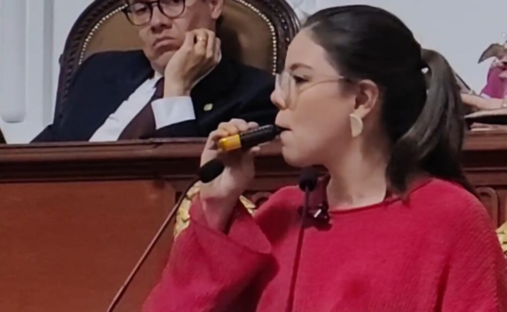 Patricia Uriza utiliza su vapeador en el Congreso (11/12/2024). Foto: Especial