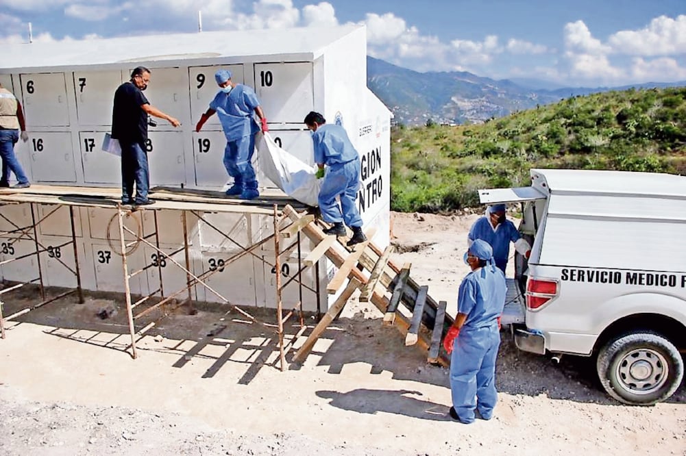 La muerte no da tregua a peritos en Chilpancingo, pueden pasar un día completo manipulando cuerpos, recogiéndolos de las calles y haciendo necropsias (ARTURO DE DIOS. EL UNIVERSAL)